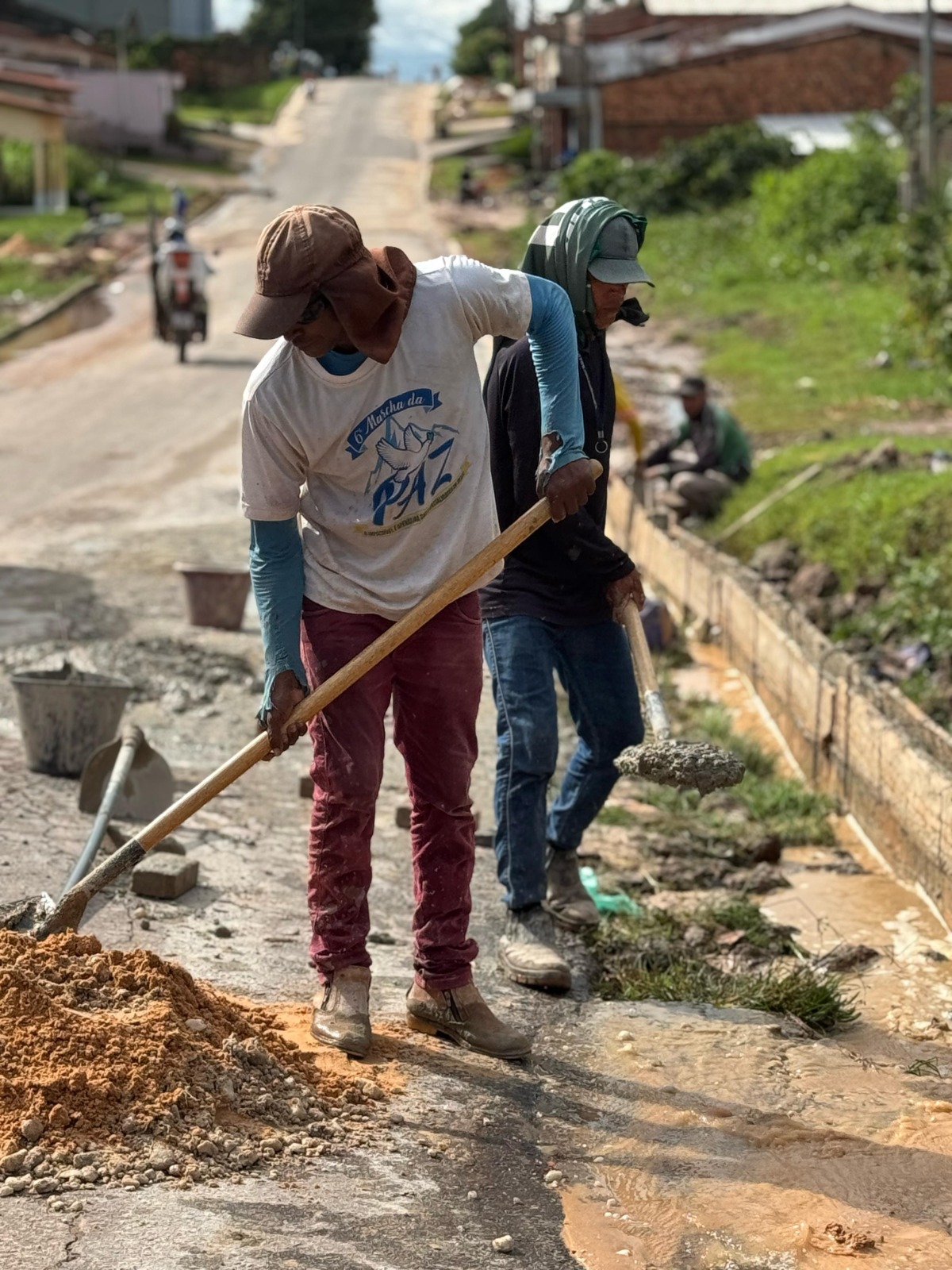 Foto 2 – Prefeitura intensifica aplicação de meio-fio nas ruas da cidade.