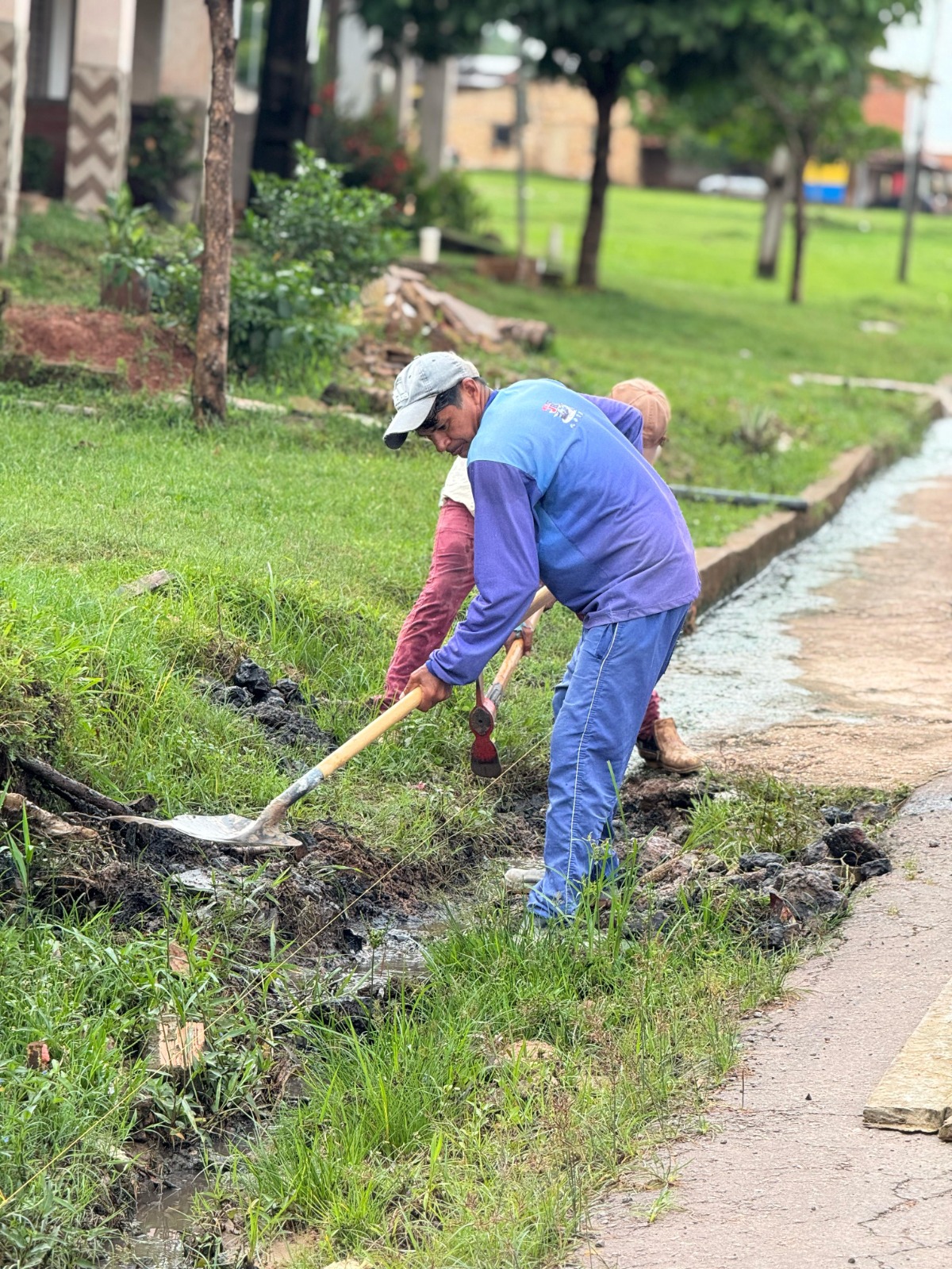 Foto 1 – Prefeitura intensifica aplicação de meio-fio nas ruas da cidade.