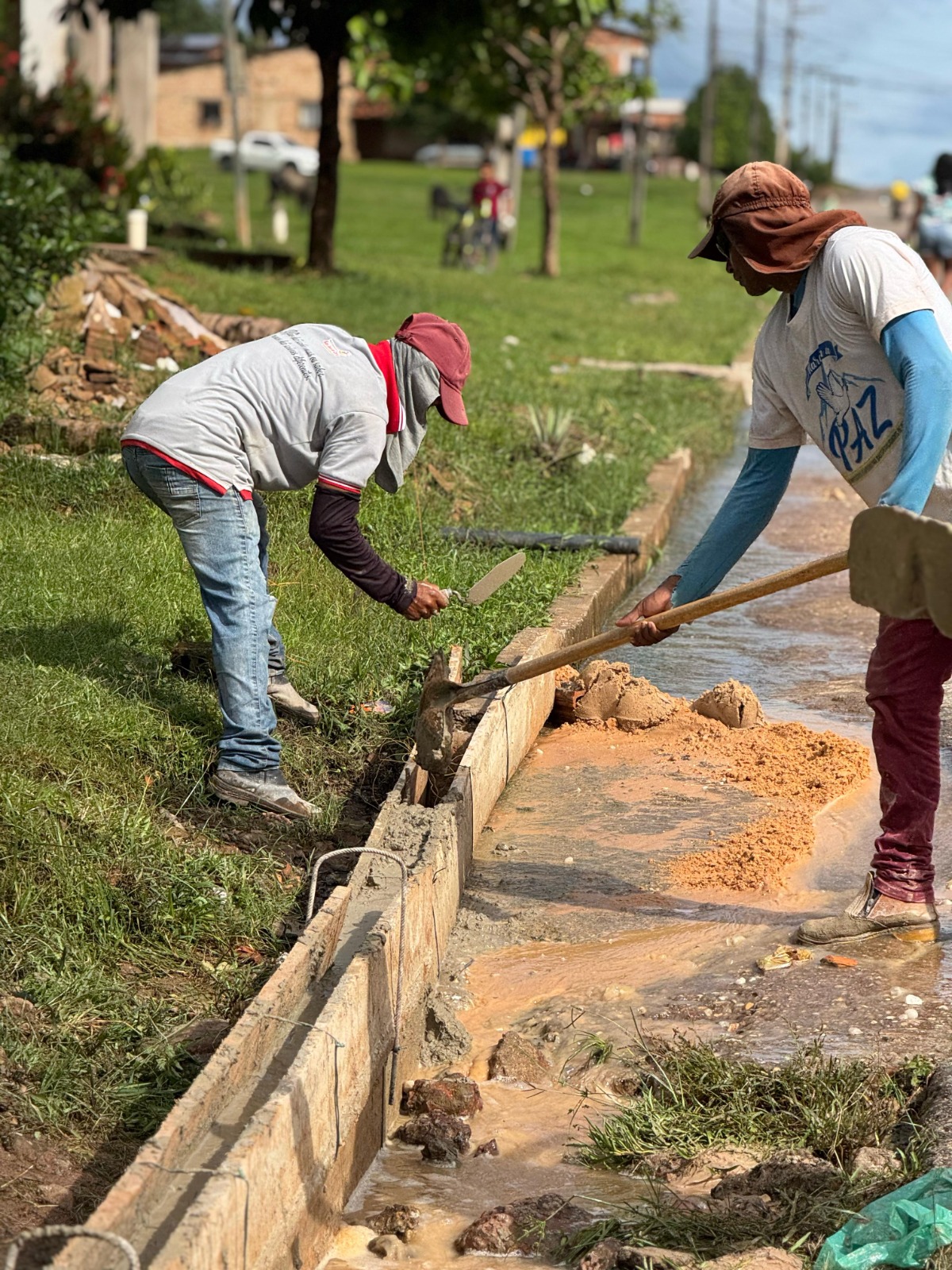 Foto 3 – Prefeitura intensifica aplicação de meio-fio nas ruas da cidade.