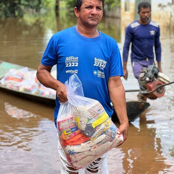 Prefeitura, entrega cestas básicas para famílias atingidas pela chuva.