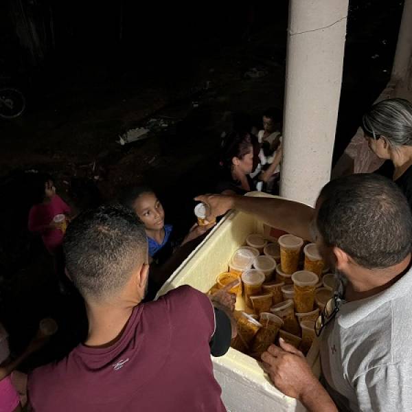 Prefeitura entrega sopa para famílias em áreas atingidas pelas chuvas.